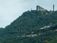 Wir passieren Jounieh, auf dem Berg die Marienstatue von Harissa. Jounieh ist voller Bars und Nachtclubs, doch leider bleiben die Gäste aus.